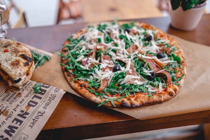 Prosciutto e Rucola — prosciutto crudo, arugula and Parmigiano pizza
